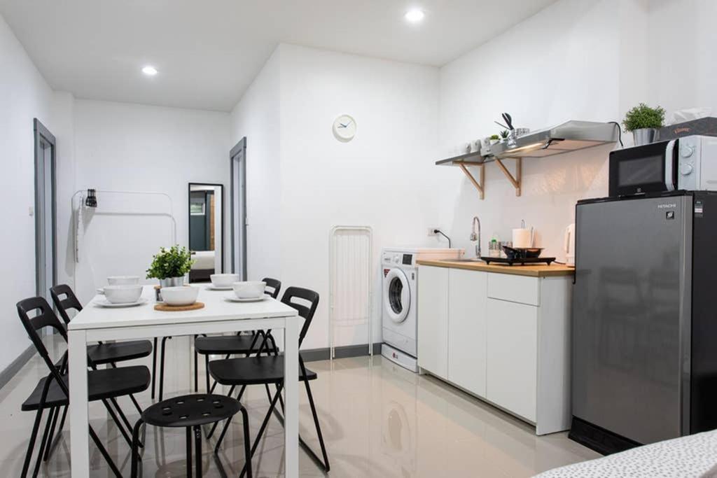 P1 Silom Pan Large Room Full Kitchen Wifi 4-6Pax Bangkok Bagian luar foto